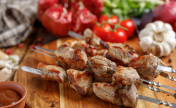 «Омский бекон» наращивает производство продукции в маринаде