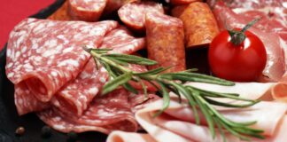 В России проведут эксперимент по маркировке колбасы